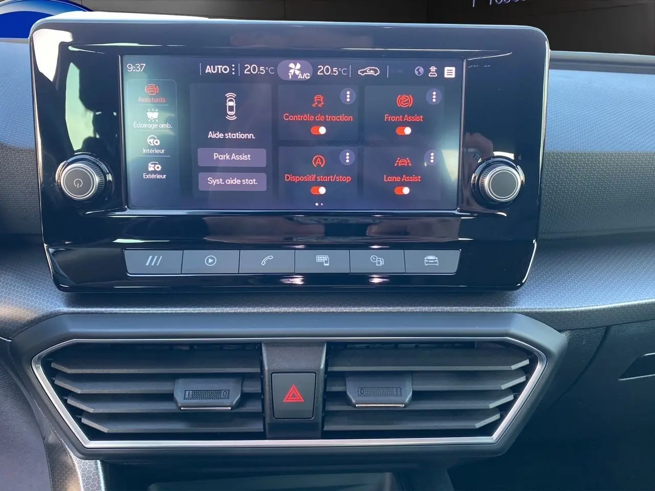 Écran tactile central du tableau de bord de la SEAT Leon IV 2024, affichant les aides à la conduite activées.