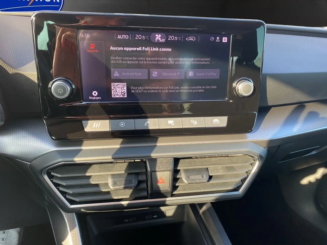 Écran tactile central et aérateurs du tableau de bord d'une SEAT Leon IV 2024 finition Edition Vision.