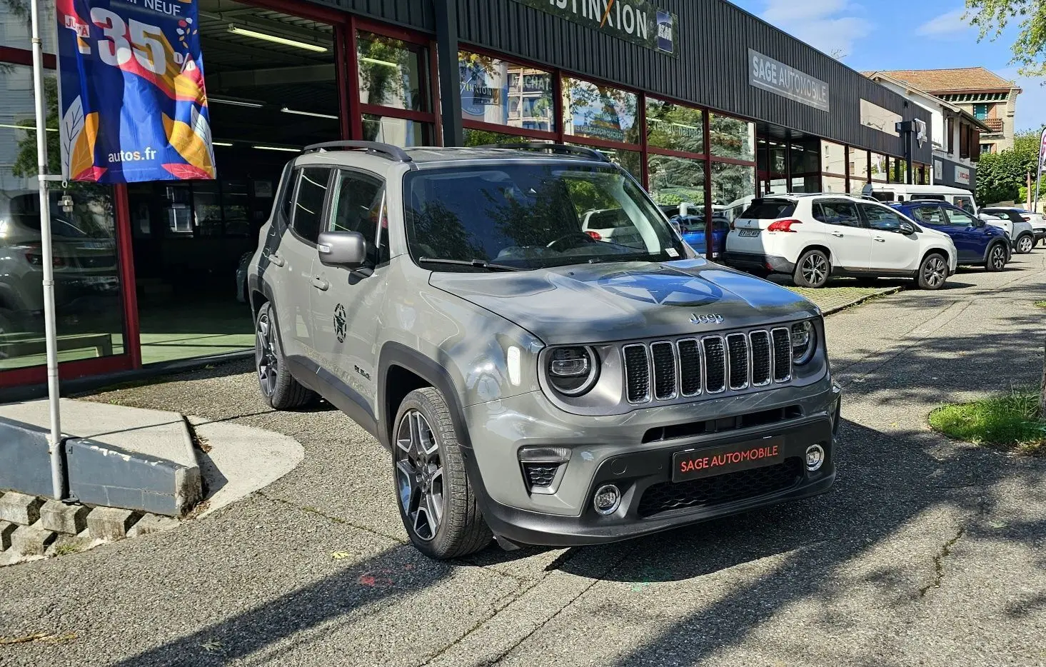 Jeep Renegade Sting Gray vue 3/4 avant droit, avec jantes bi-ton 19 pouces et logo distinctif sur le capot.