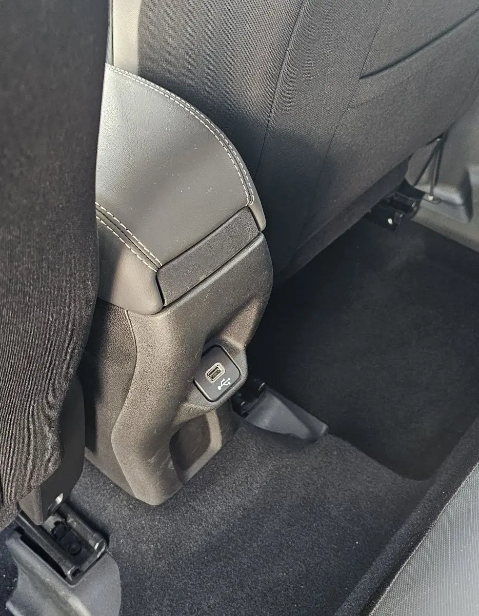 Vue rapprochée de la prise USB située à l'arrière du siège conducteur du Jeep Renegade Sting Gray 2020.
