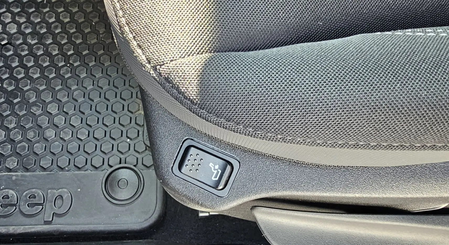 Détail du bouton de réglage de siège sur le côté gauche d'un Jeep Renegade Sting Gray 2020, tissu gris.