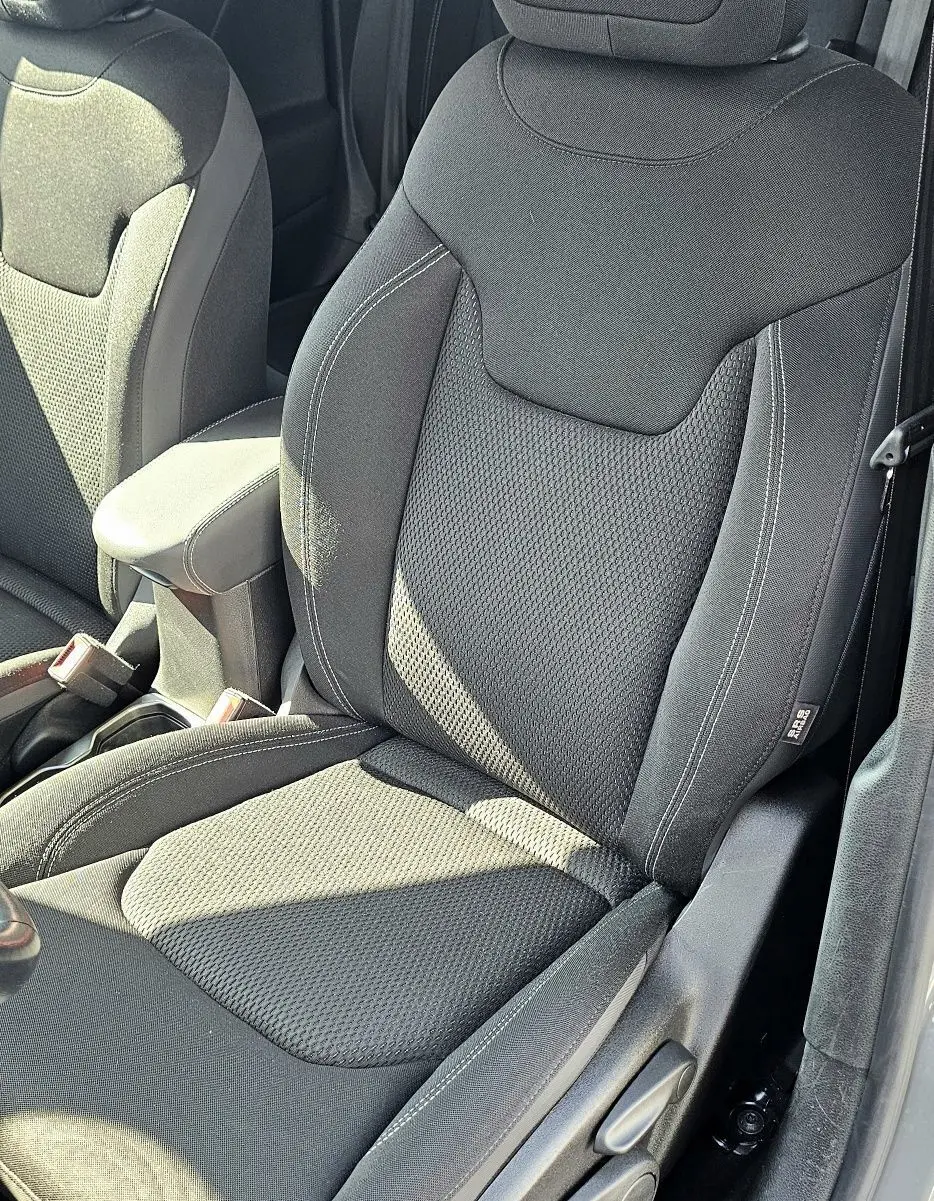 Gros plan sur le siège avant droit en tissu noir du Jeep Renegade Sting Gray 2020, avec réglages manuels visibles.