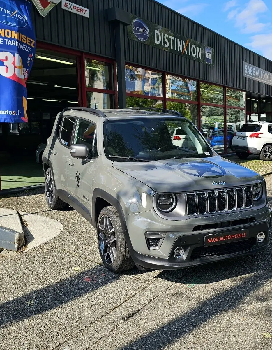 Jeep Renegade Sting Gray en 3/4 avant droit, avec calandre à sept fentes et jantes bi-ton 19 pouces visibles.