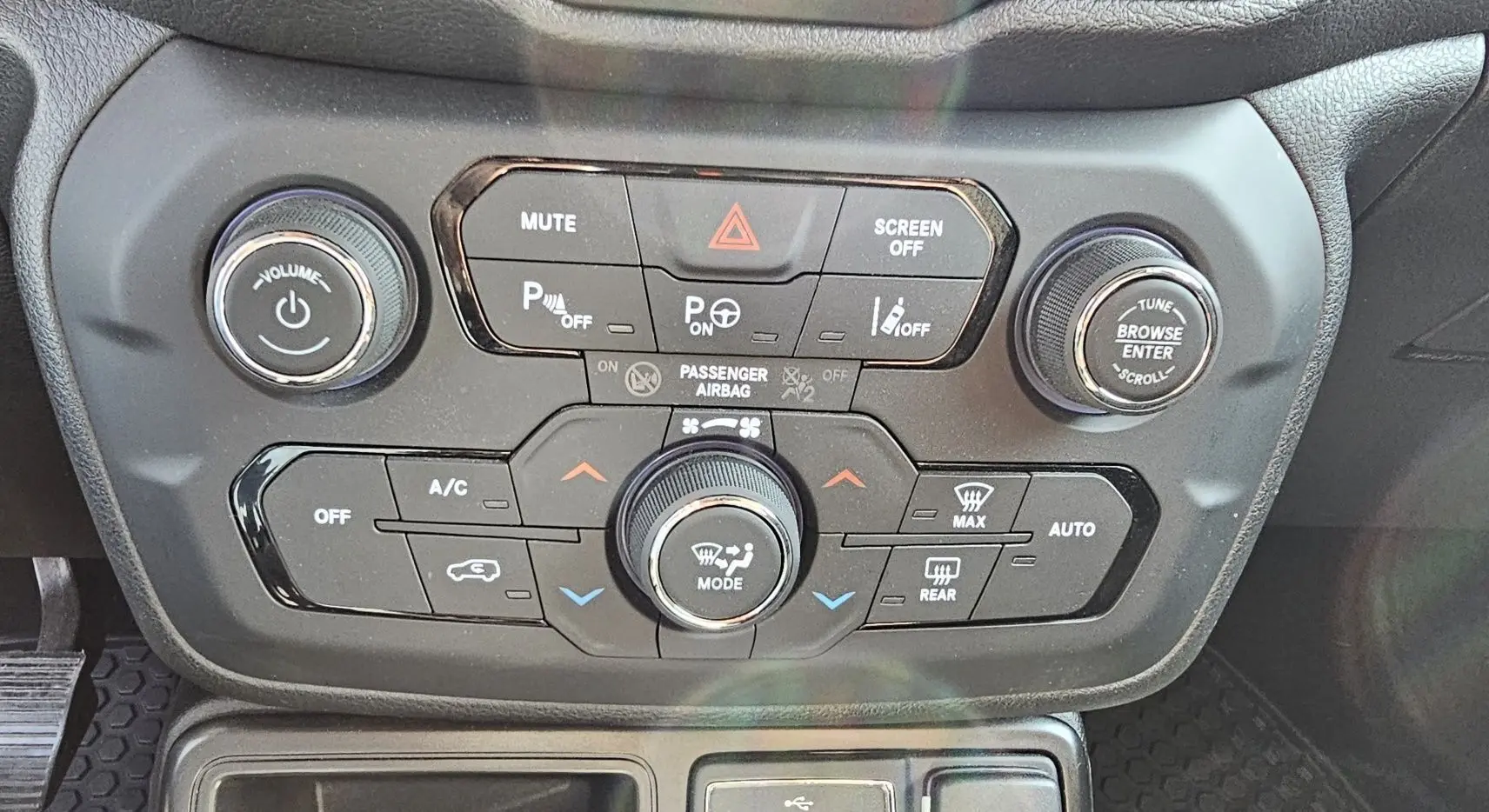 Gros plan sur la console centrale du Jeep Renegade Sting Gray 2020, montrant les commandes climatisation et audio.