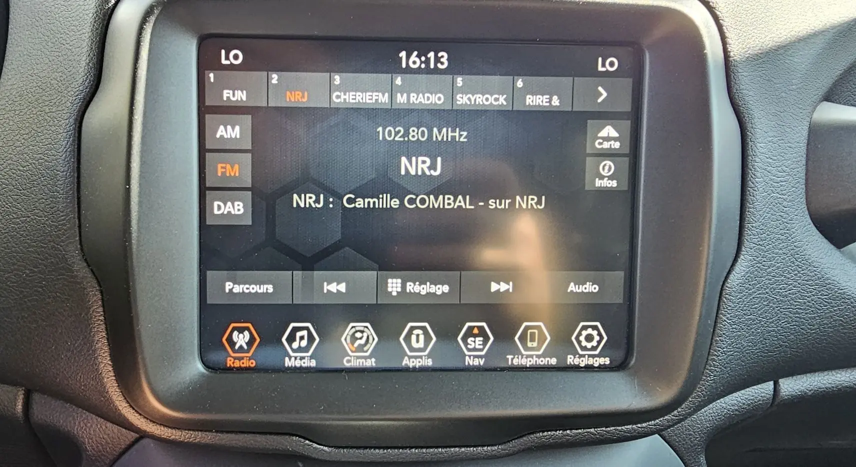 Écran tactile central de la Jeep Renegade Sting Gray 2020 affichant la radio NRJ en FM à 16h13.