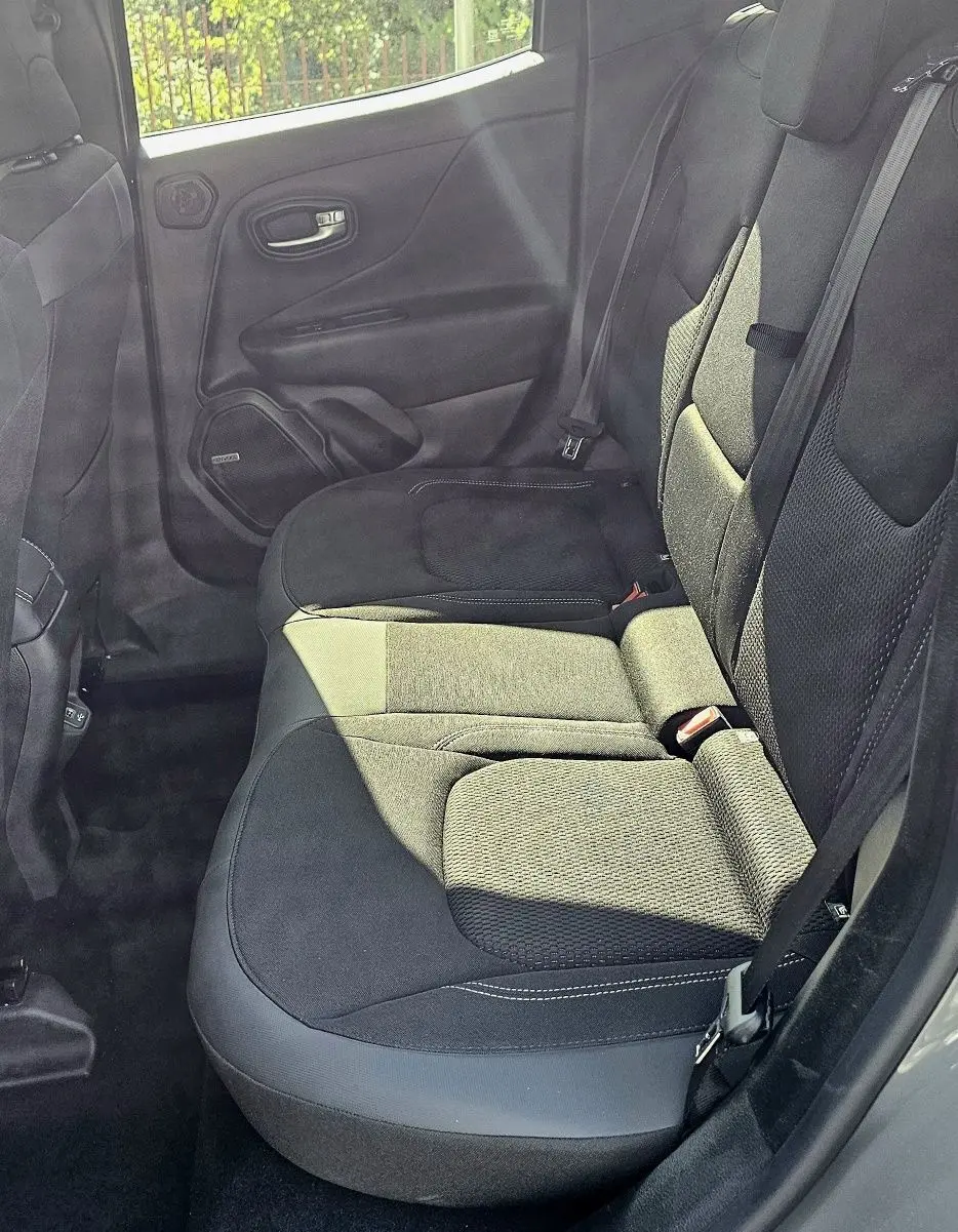 Vue intérieure côté droit des sièges arrière en tissu noir et gris du Jeep Renegade Sting Gray 2020.