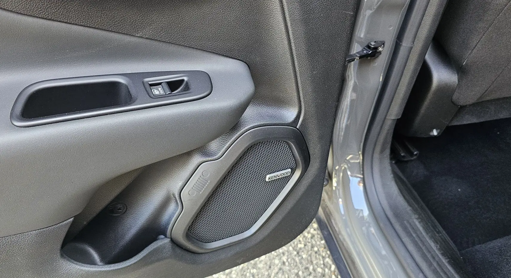 Gros plan sur la porte arrière gauche grise du Jeep Renegade 2020 avec haut-parleur Kenwood intégré.