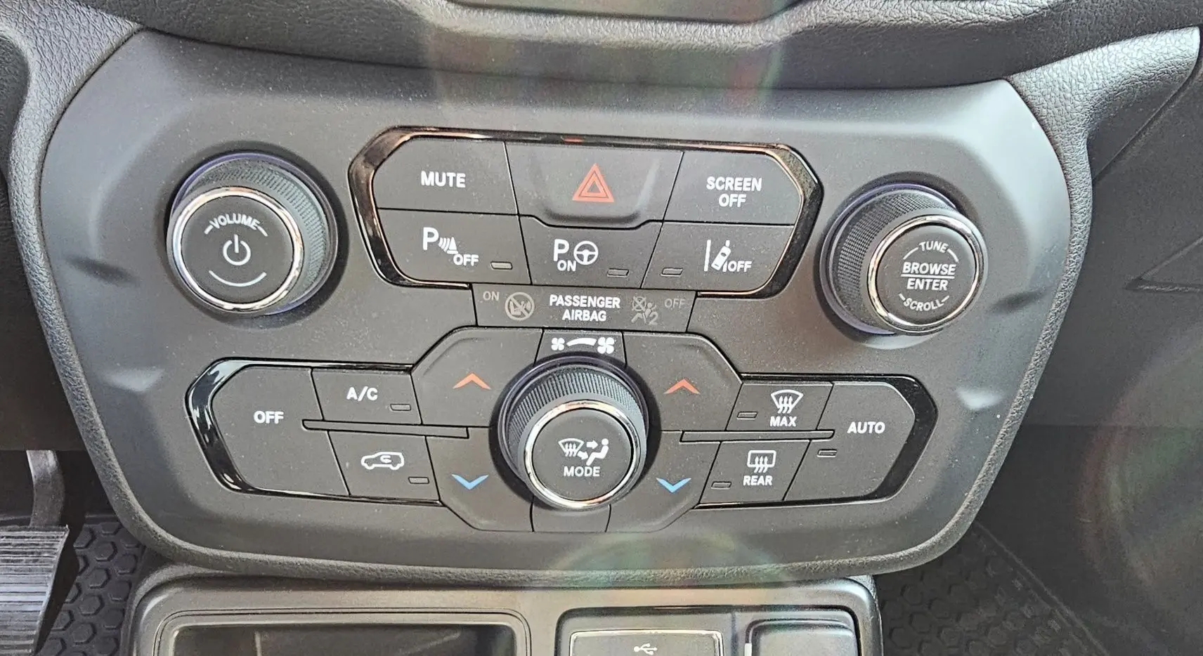 Panneau central de commandes climatisation et audio du Jeep Renegade Sting Gray 2020, boutons et molettes bien visibles.