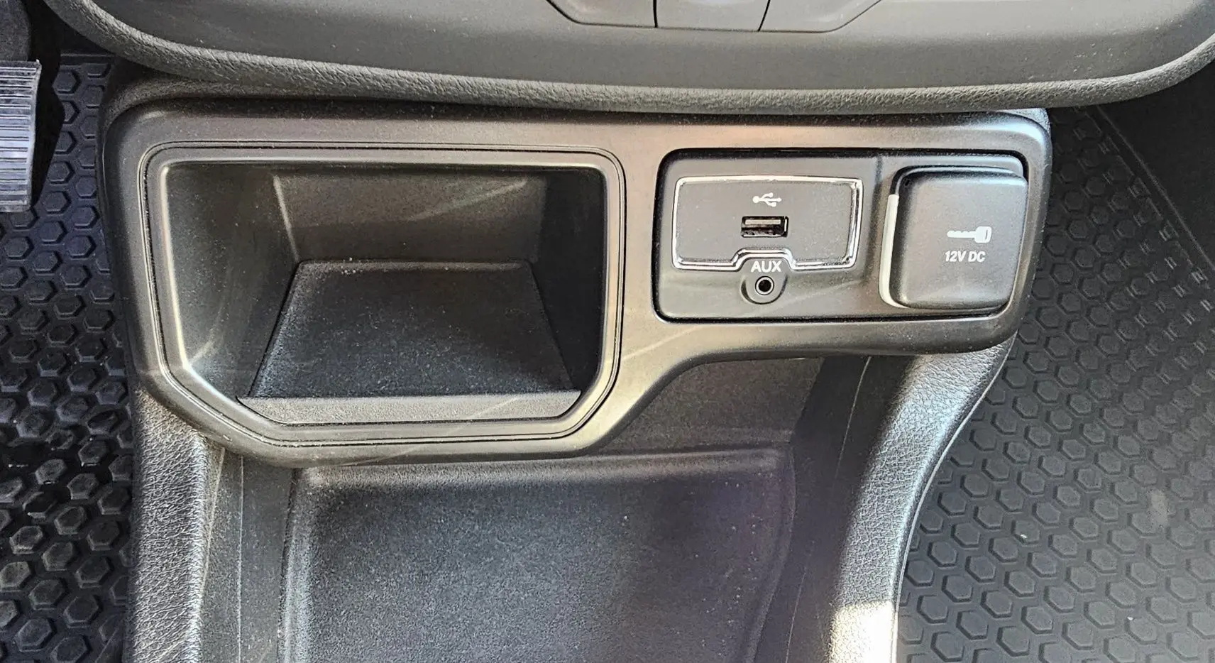 Vue rapprochée du compartiment central avec prise USB, entrée AUX et prise 12V du Jeep Renegade Sting Gray 2020.