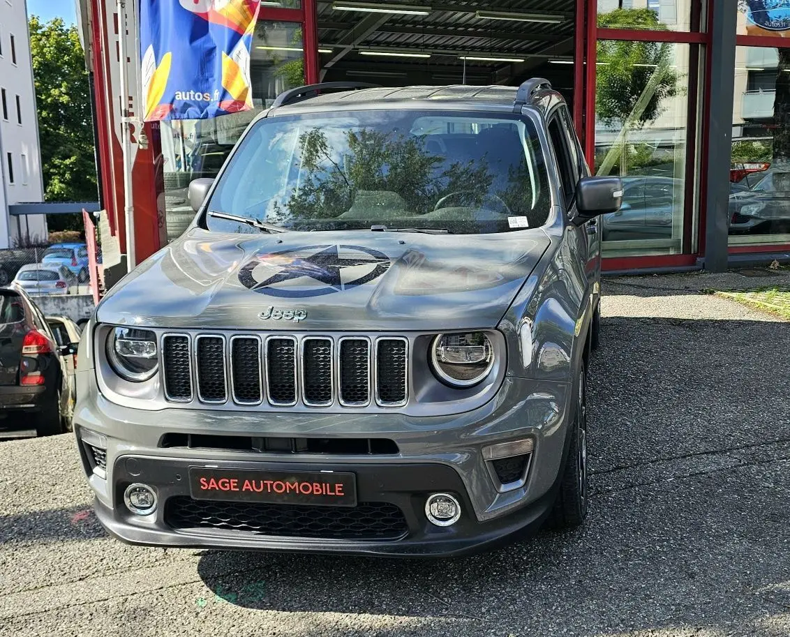 Vue de face d'un Jeep Renegade Sting Gray 2020 avec étoile noire sur le capot et calandre distinctive.