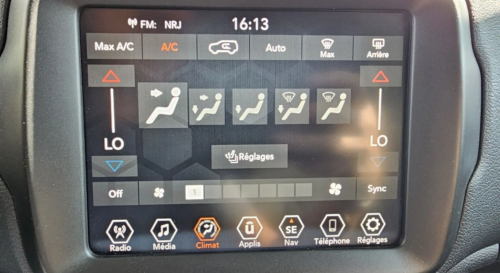 Écran tactile du système de climatisation du Jeep Renegade Sting Gray 2020, affichage des réglages de température et ventilation.