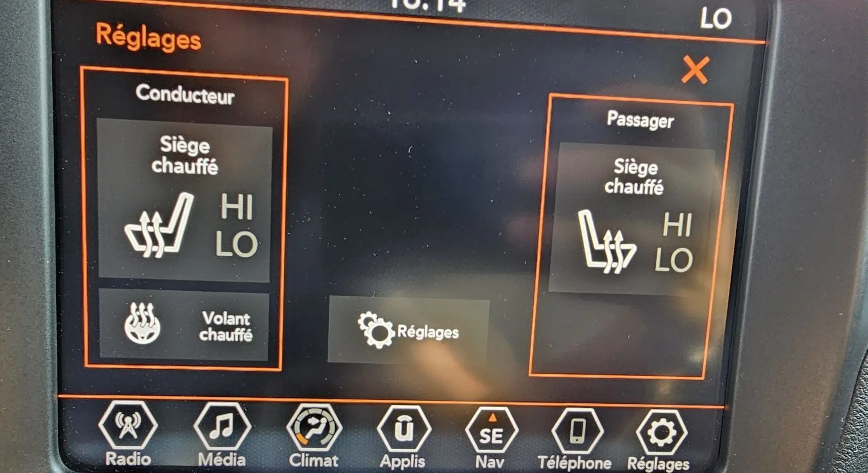 Écran tactile du système de réglages chauffants du siège et du volant dans une Jeep Renegade Sting Gray 2020.