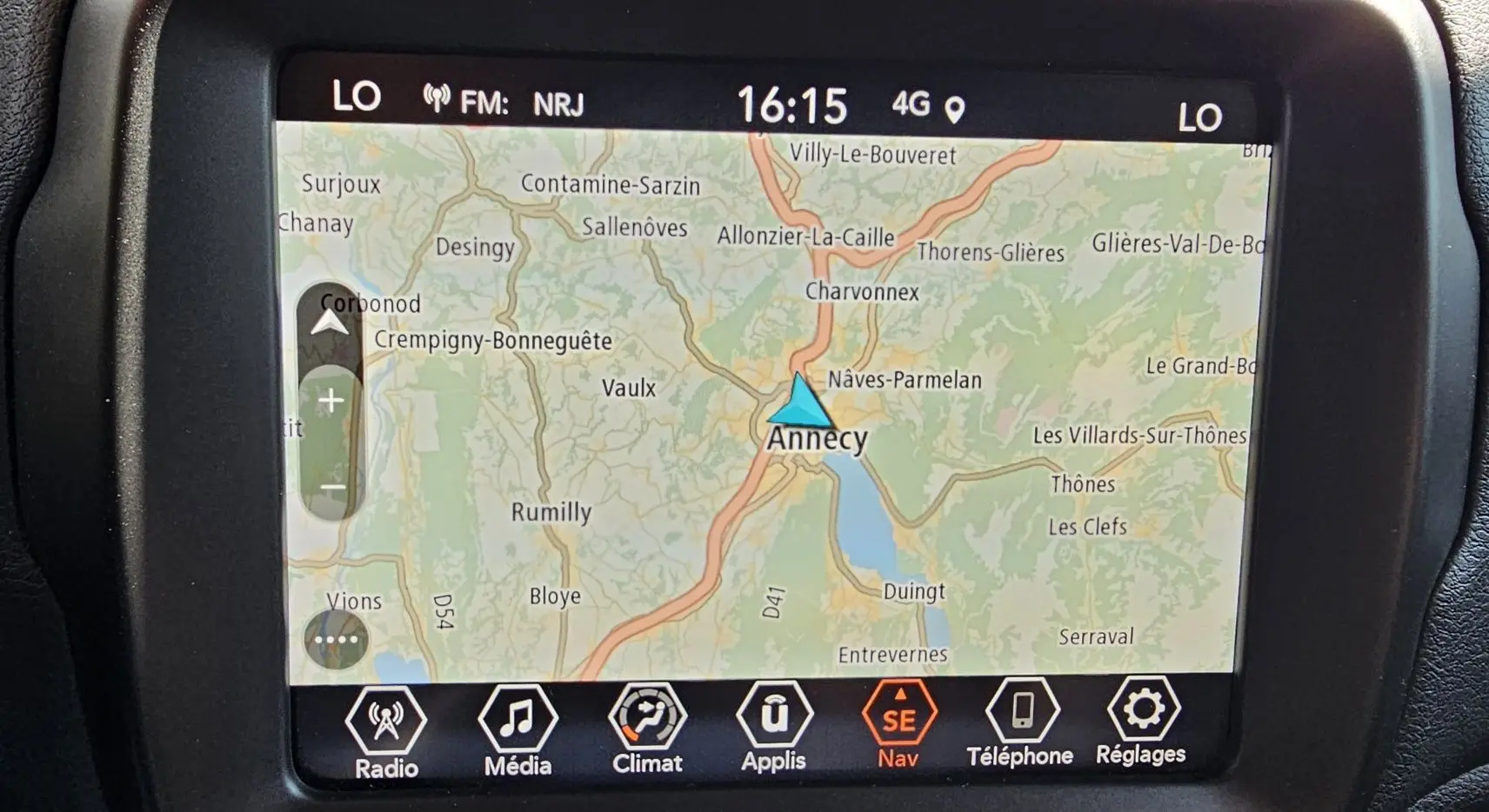 Écran GPS tactile du Jeep Renegade Sting Gray 2020, affichant la carte d'Annecy avec menu multimédia en bas.