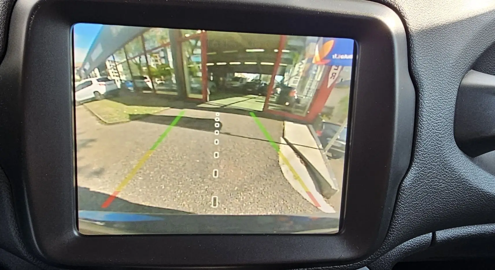 Écran de caméra de recul du Jeep Renegade Sting Gray 2020 montrant l'arrière avec lignes de guidage colorées.