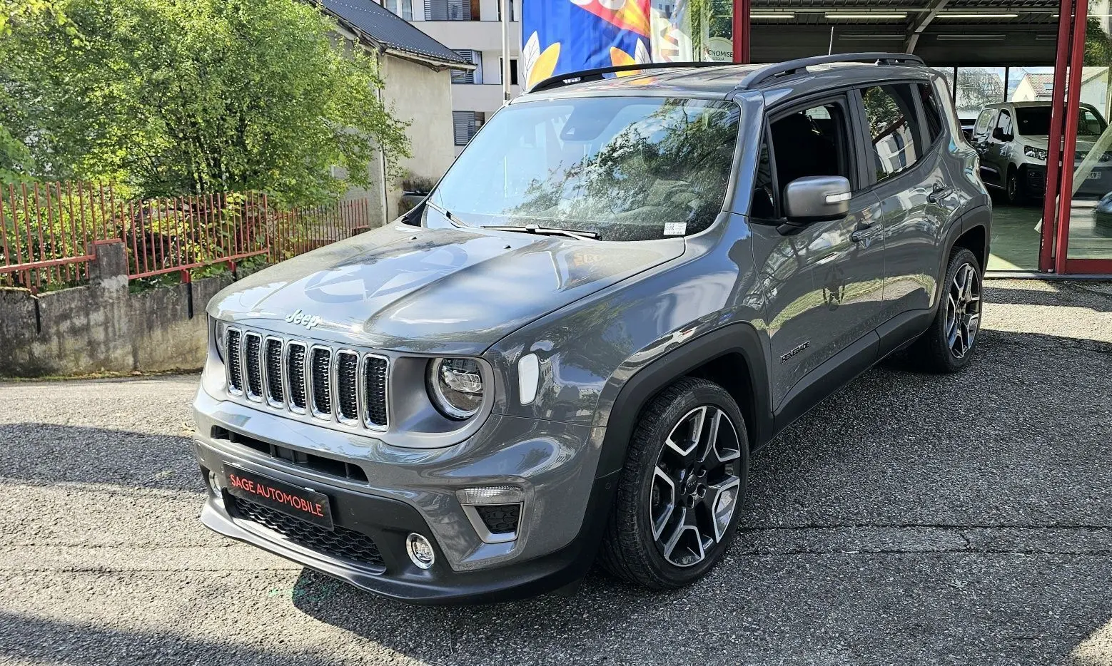Jeep Renegade Sting Gray en 3/4 avant droit, avec jantes bi-ton 19 pouces et calandre caractéristique limitée 2020.