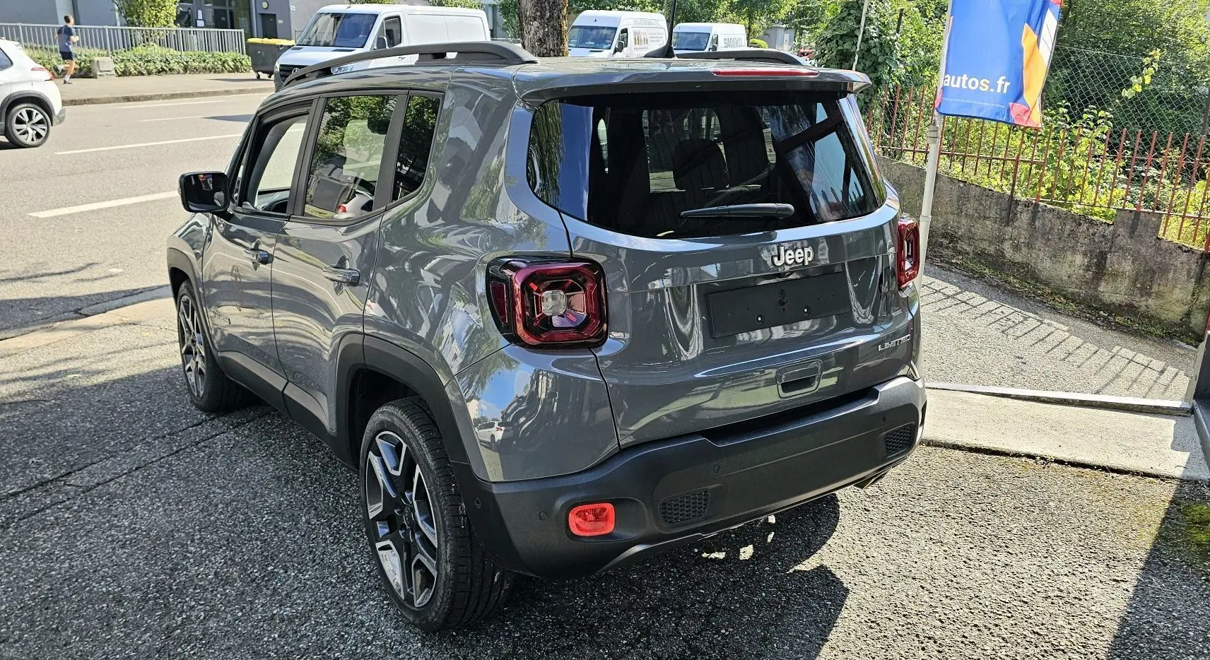 Jeep Renegade Sting Gray 2020 en 3/4 arrière droit, avec feux arrière distinctifs et jantes bi-ton 19 pouces.