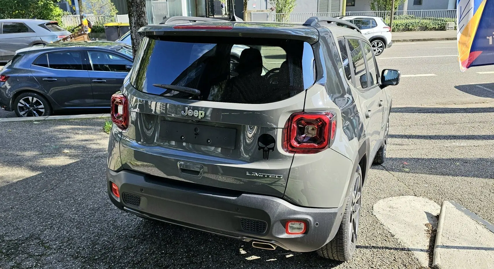 Vue 3/4 arrière droite d'un Jeep Renegade Sting Gray 2020 Limited avec logo Punisher sur hayon et feux LED.