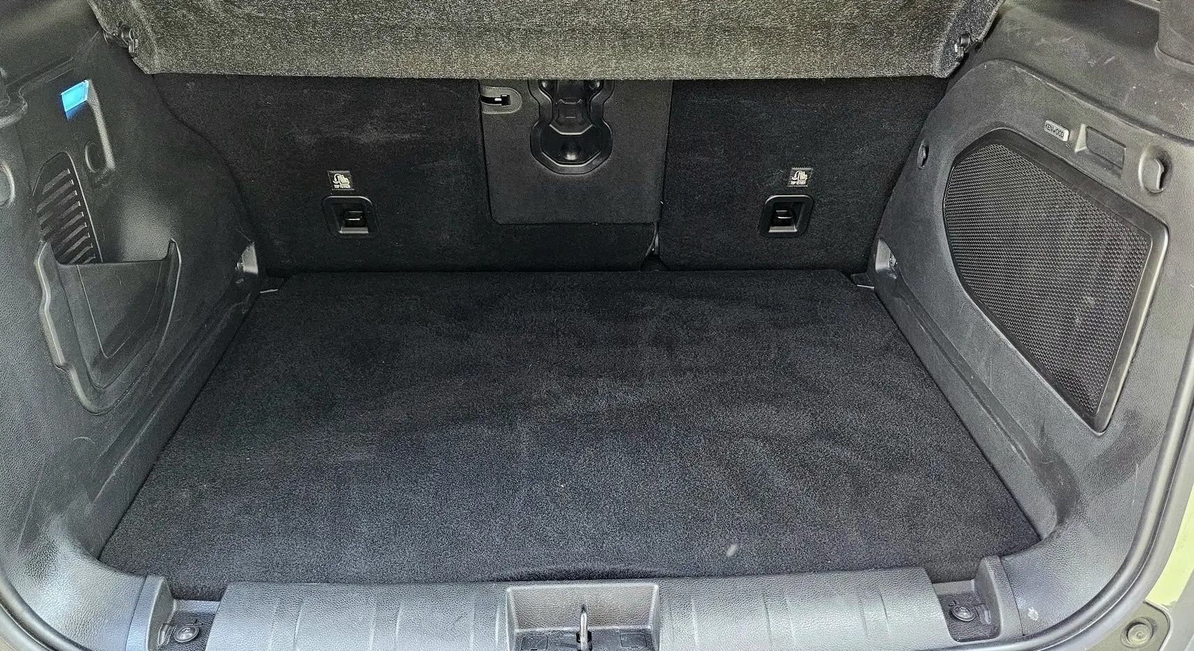 Coffre spacieux et propre du Jeep Renegade Sting Gray 2020, avec revêtement noir et rangements latéraux intégrés.