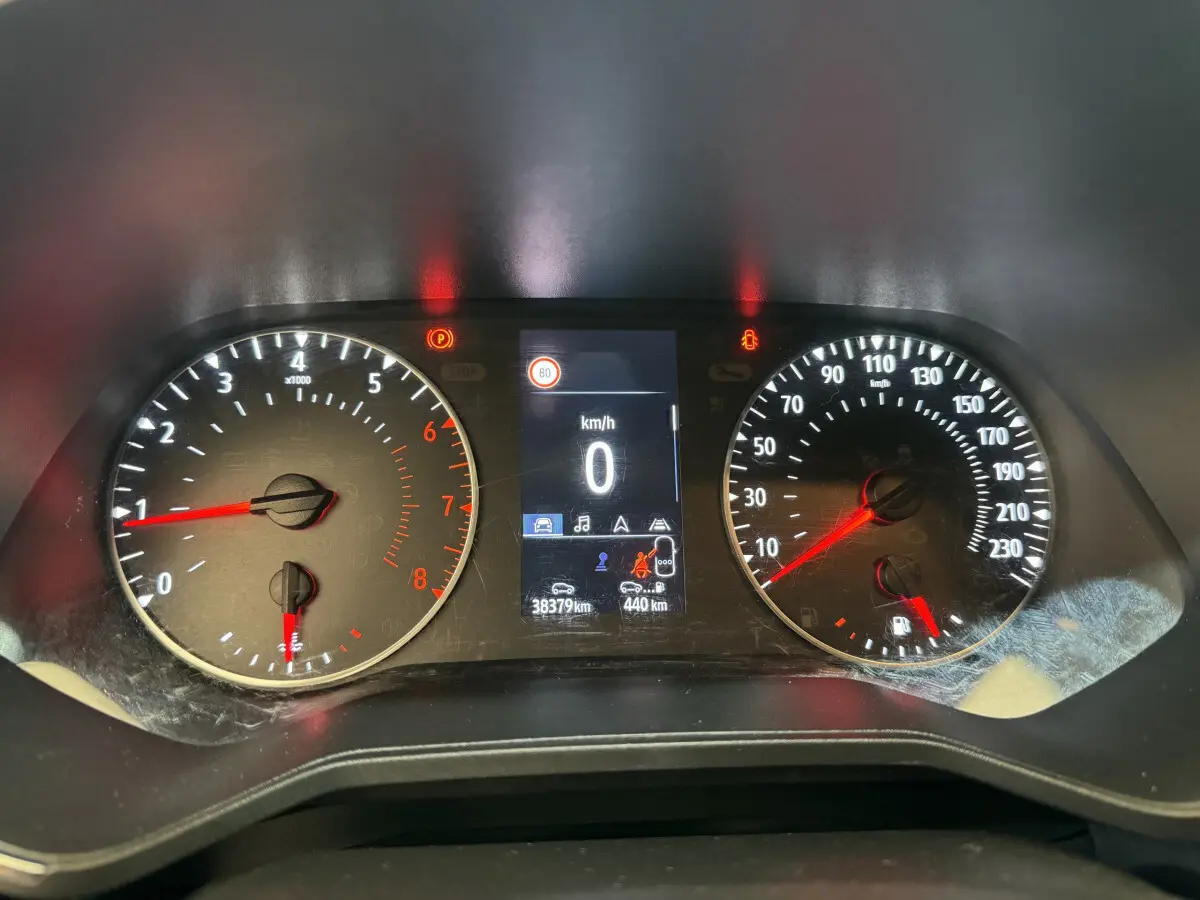 Tableau de bord de Renault Clio Business 2021 montrant compte-tours, vitesse à 0 km/h et écran central digital.