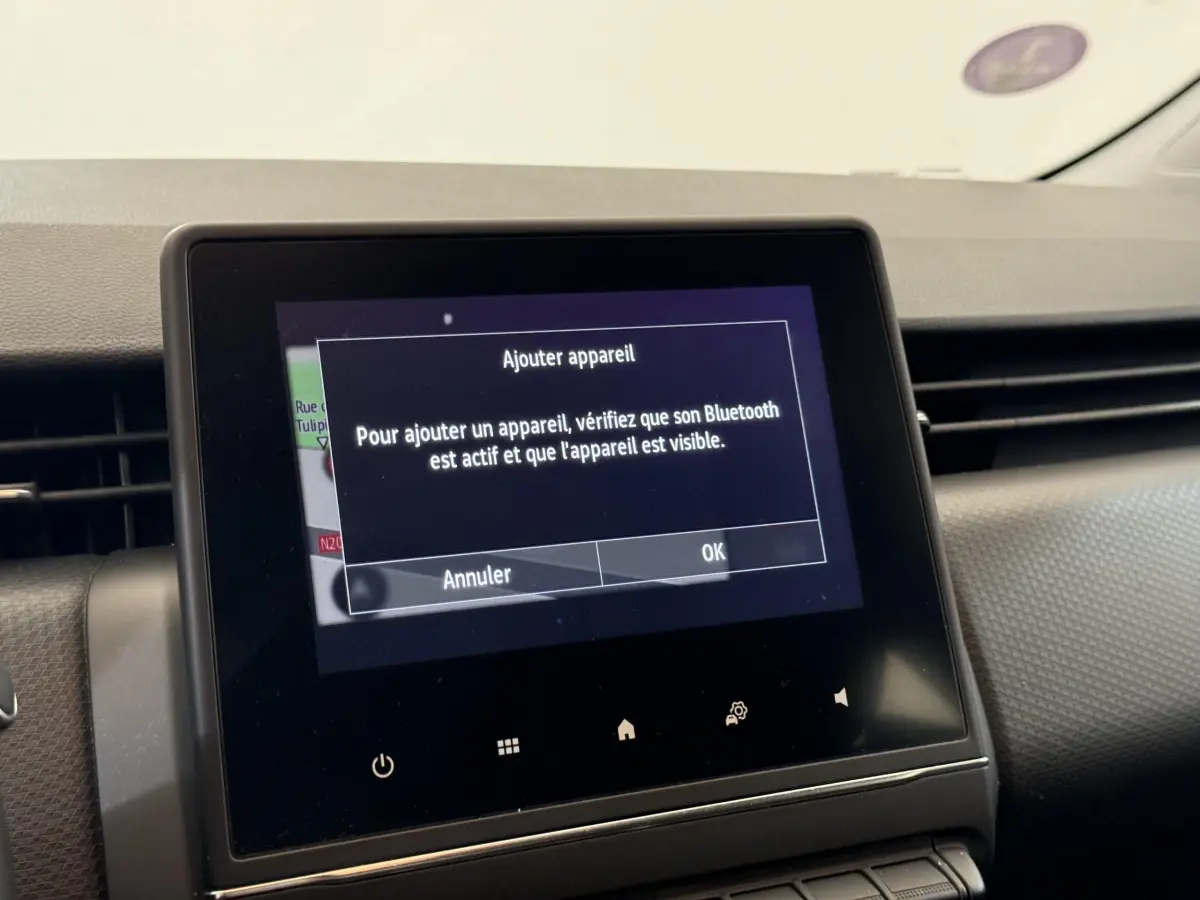 Écran tactile central de la Renault Clio Business blanche 2021 affichant un message Bluetooth pour ajouter un appareil.