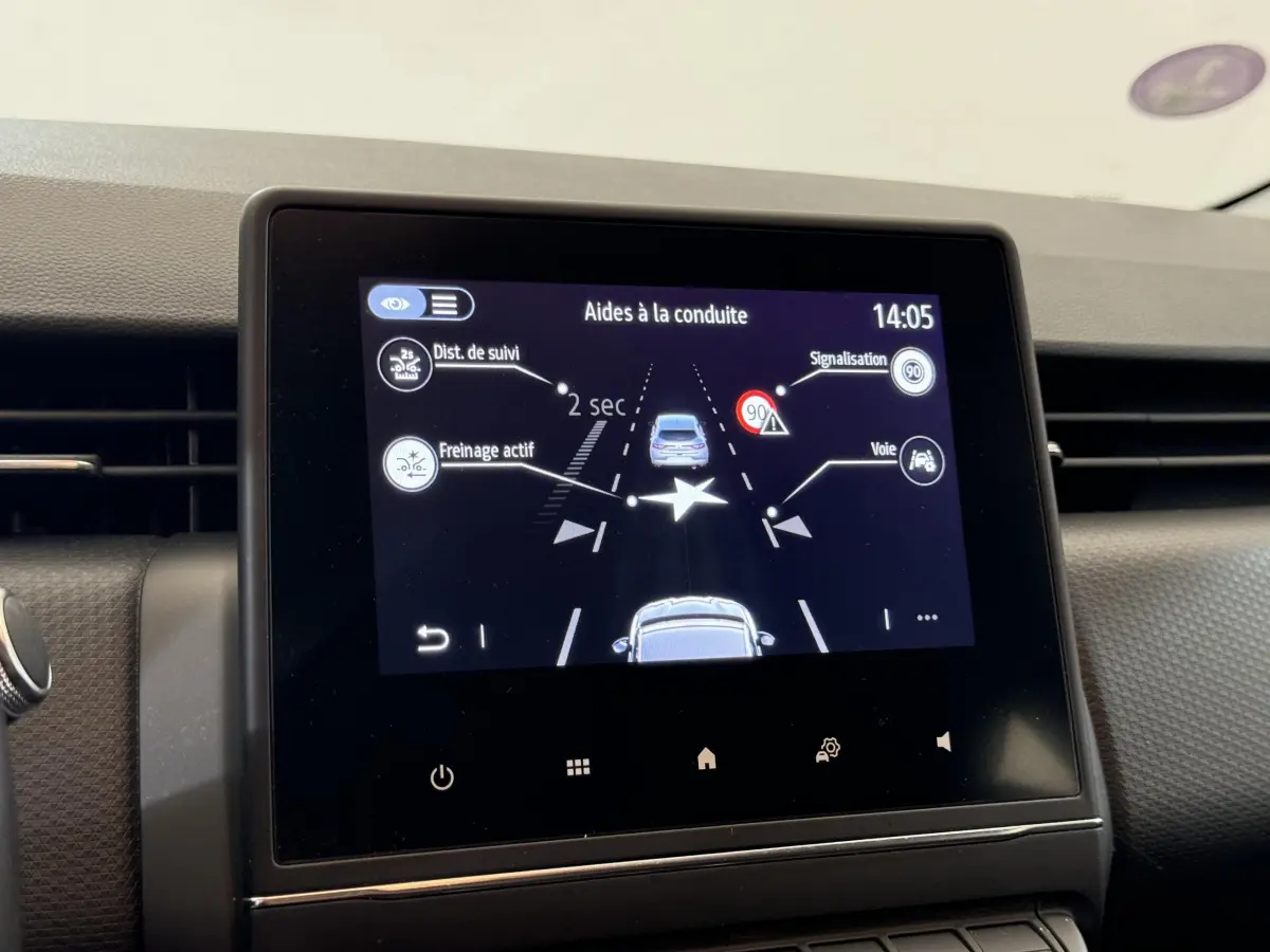 Écran tactile central de la Renault Clio Business blanc 2021 affichant les aides à la conduite en cours