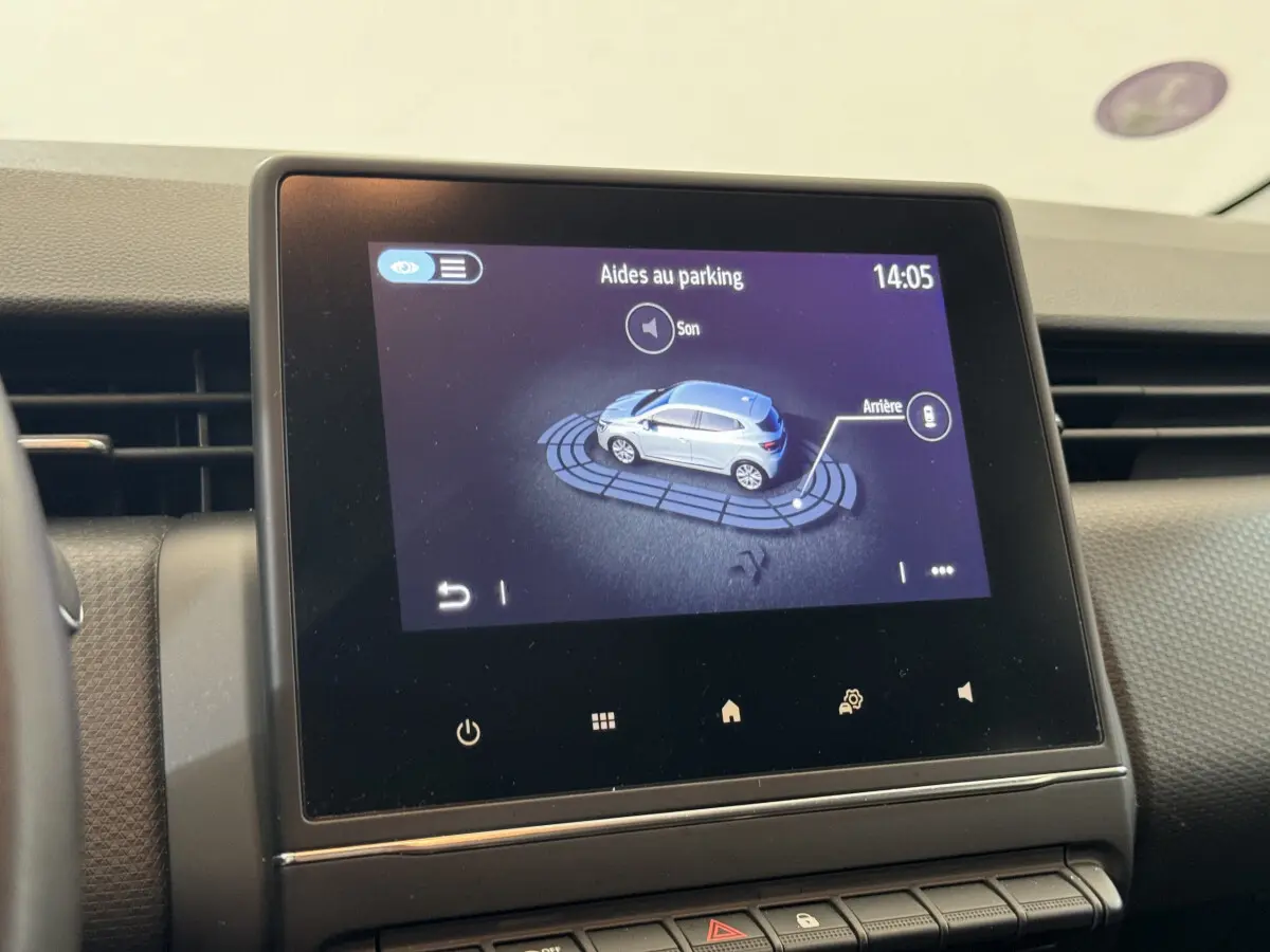 Écran tactile intérieur de la Renault Clio Business blanc, affichant l'aide au parking vue de dessus du véhicule.