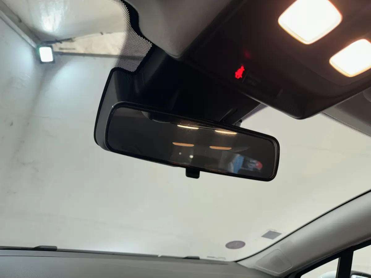 Rétroviseur intérieur de la Renault Clio Business blanc 2021 avec éclairage du plafond et signal d'alerte rouge visible