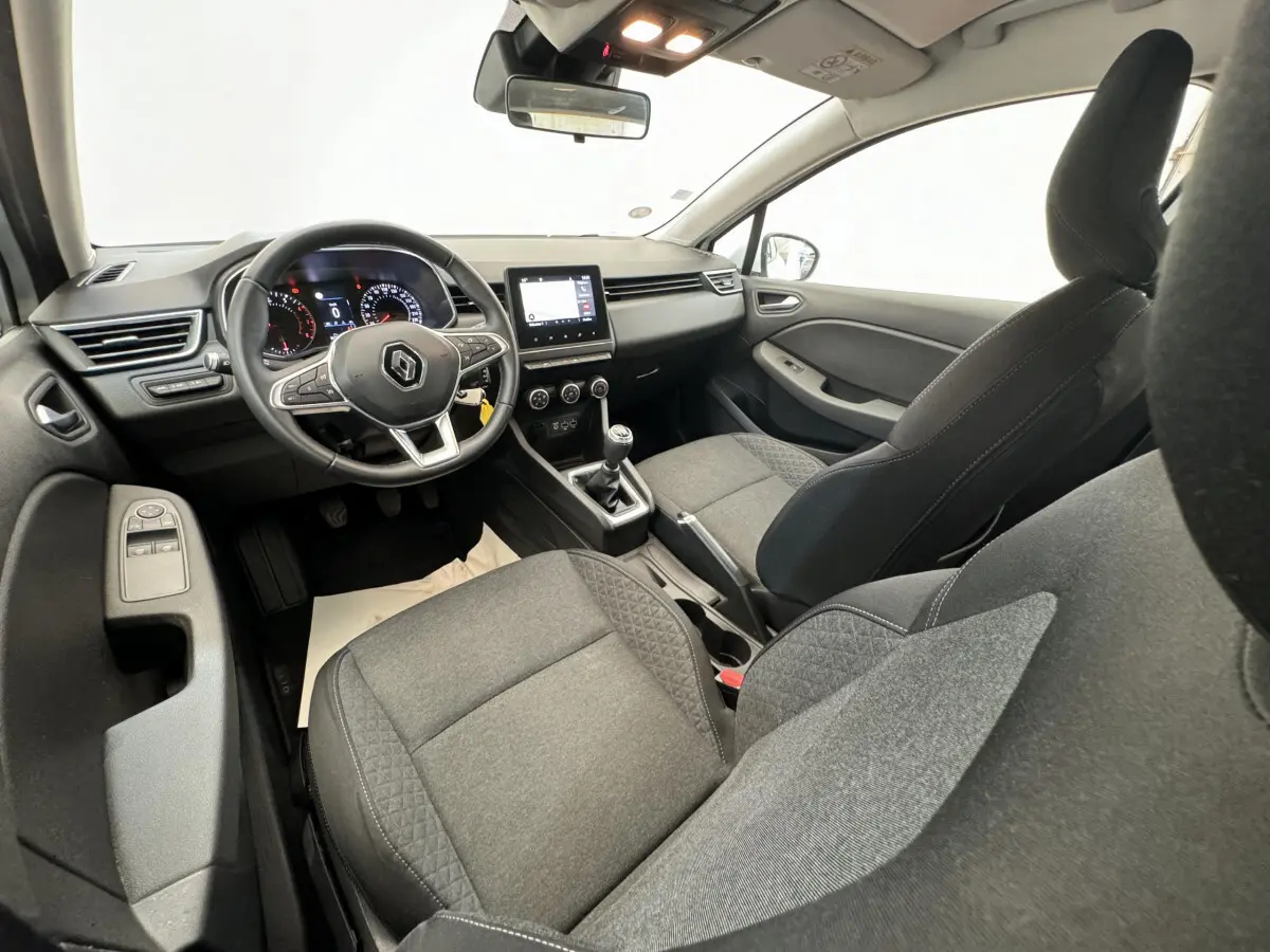 Intérieur de la Renault Clio Business 2021 vu côté conducteur, sièges gris et tableau de bord avec écran tactile.