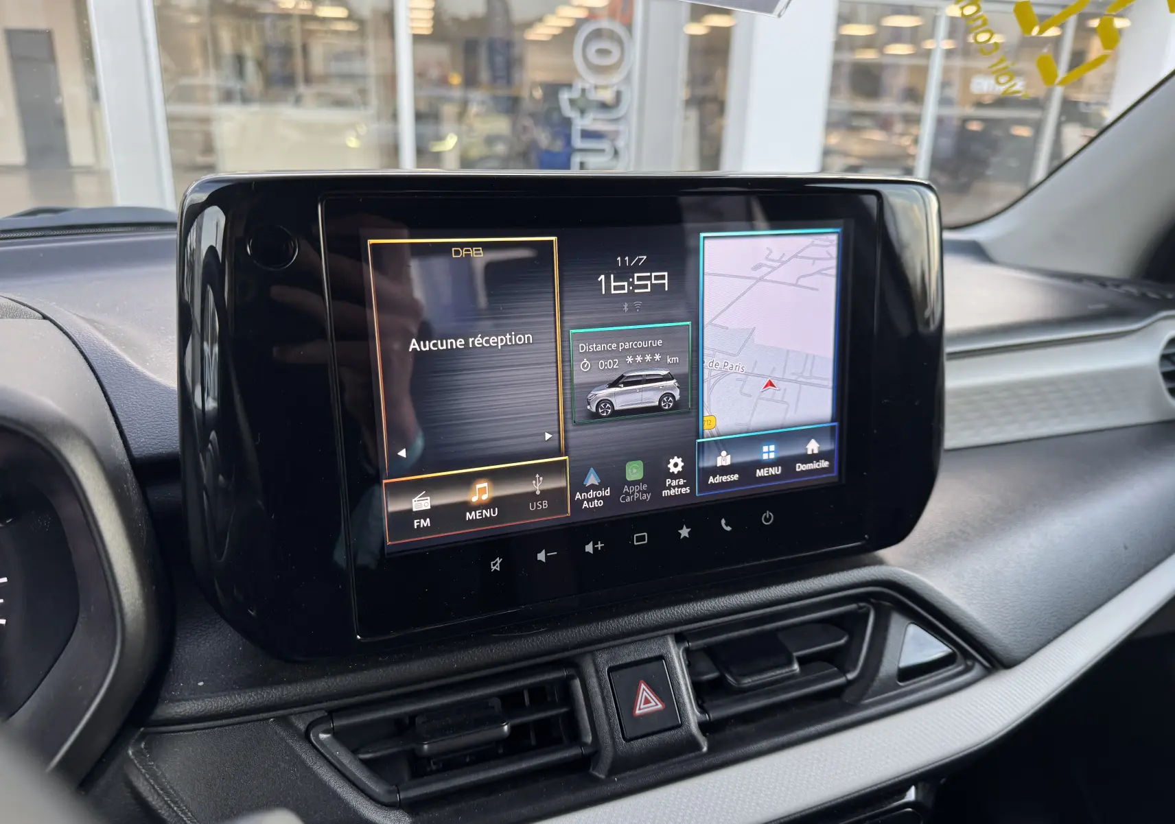 Écran tactile central de la Suzuki Swift 1.2 Privilège 2025 montrant navigation et options multimédia, intérieur noir et gris.