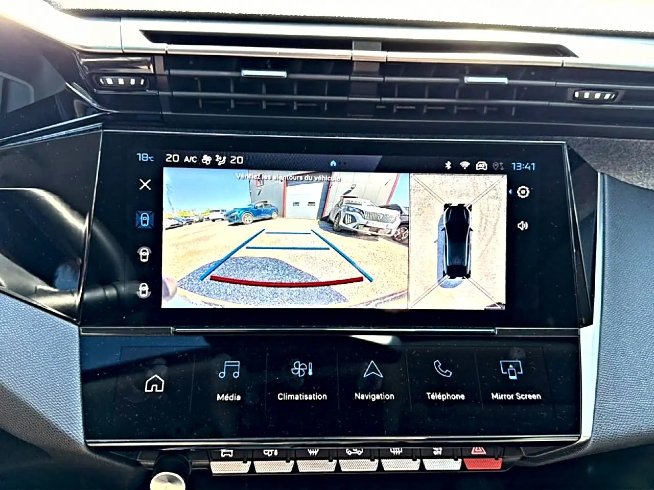Écran tactile central montrant la caméra de recul avec vue arrière et top-down d’un PEUGEOT 408 bleu 2025.