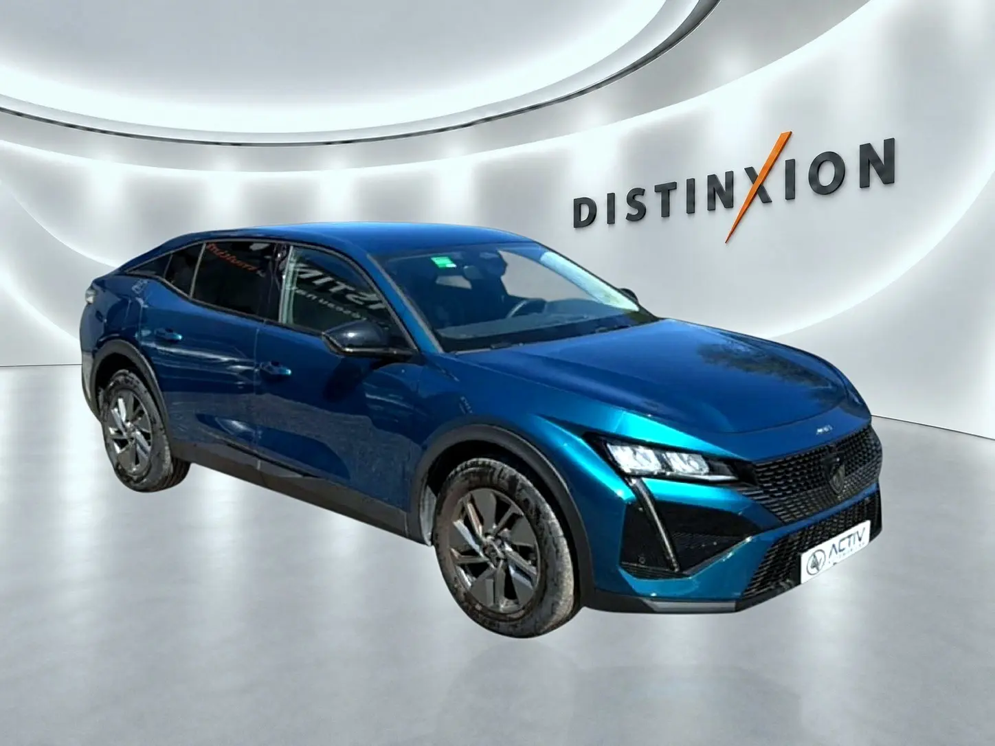 Peugeot 408 Hybrid 145 allure e-dcs6 bleu, vue 3/4 avant droit avec calandre noire et jantes alu sombres.