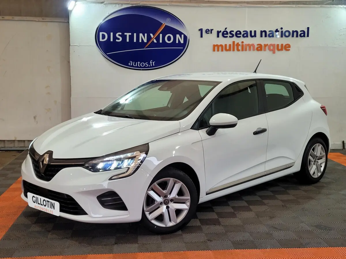 Renault Clio Business blanche vue 3/4 avant droit avec phares LED allumés en intérieur showroom
