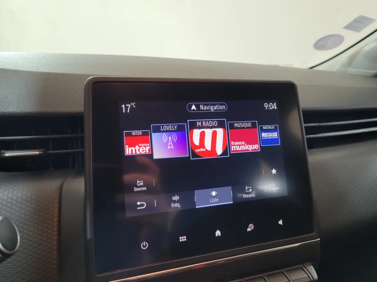 Écran tactile central de la Renault Clio Business 2021 affichant les stations radio, vue intérieure du tableau de bord.
