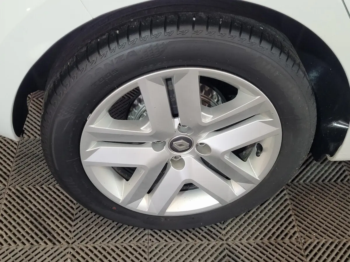 Gros plan sur la roue avant gauche d'une Renault Clio Business blanche, avec passage de roue et partie de la carrosserie visibles.