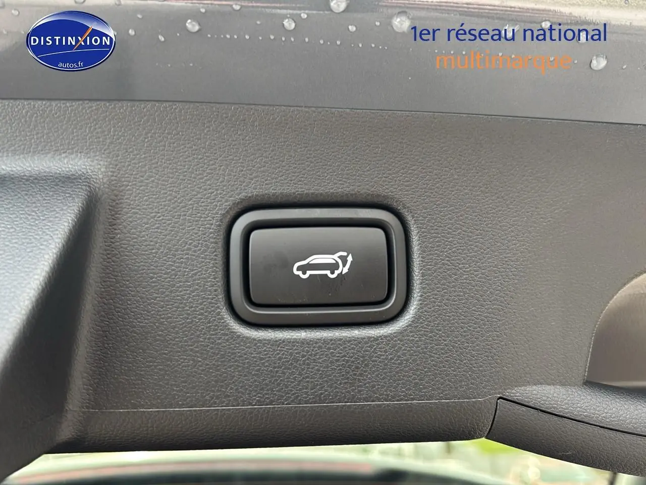 Bouton d'ouverture électrique du hayon sur intérieur noir du Hyundai Tucson 2026 Gris Shadow.