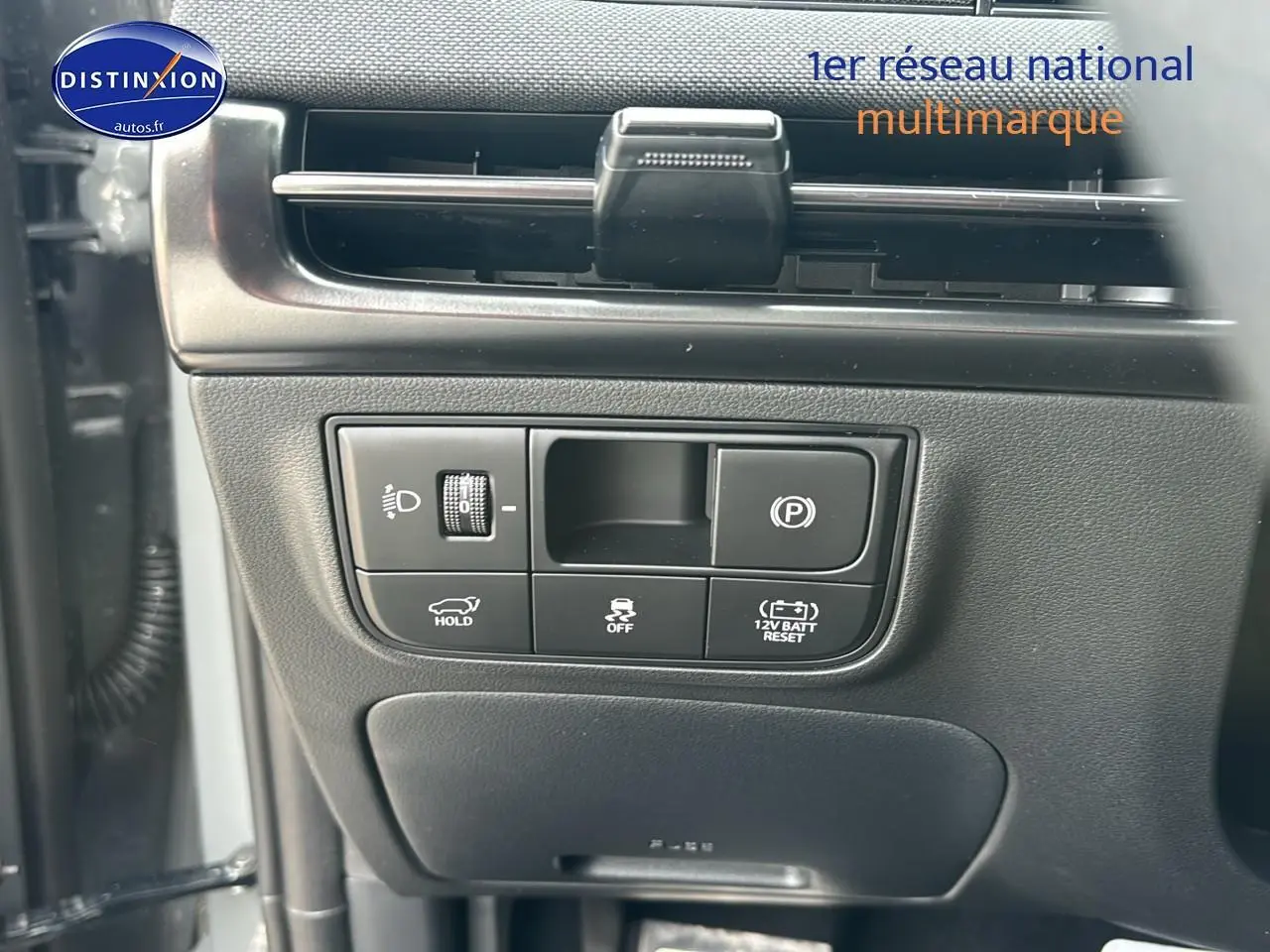 Gros plan sur les commandes de tableau de bord à gauche du volant du Hyundai Tucson 2026 gris Shadow.