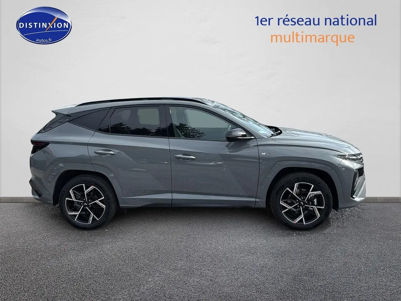 Vue profil droit du Hyundai Tucson 2026 gris shadow avec jantes alliage 19 pouces et finitions N Line.