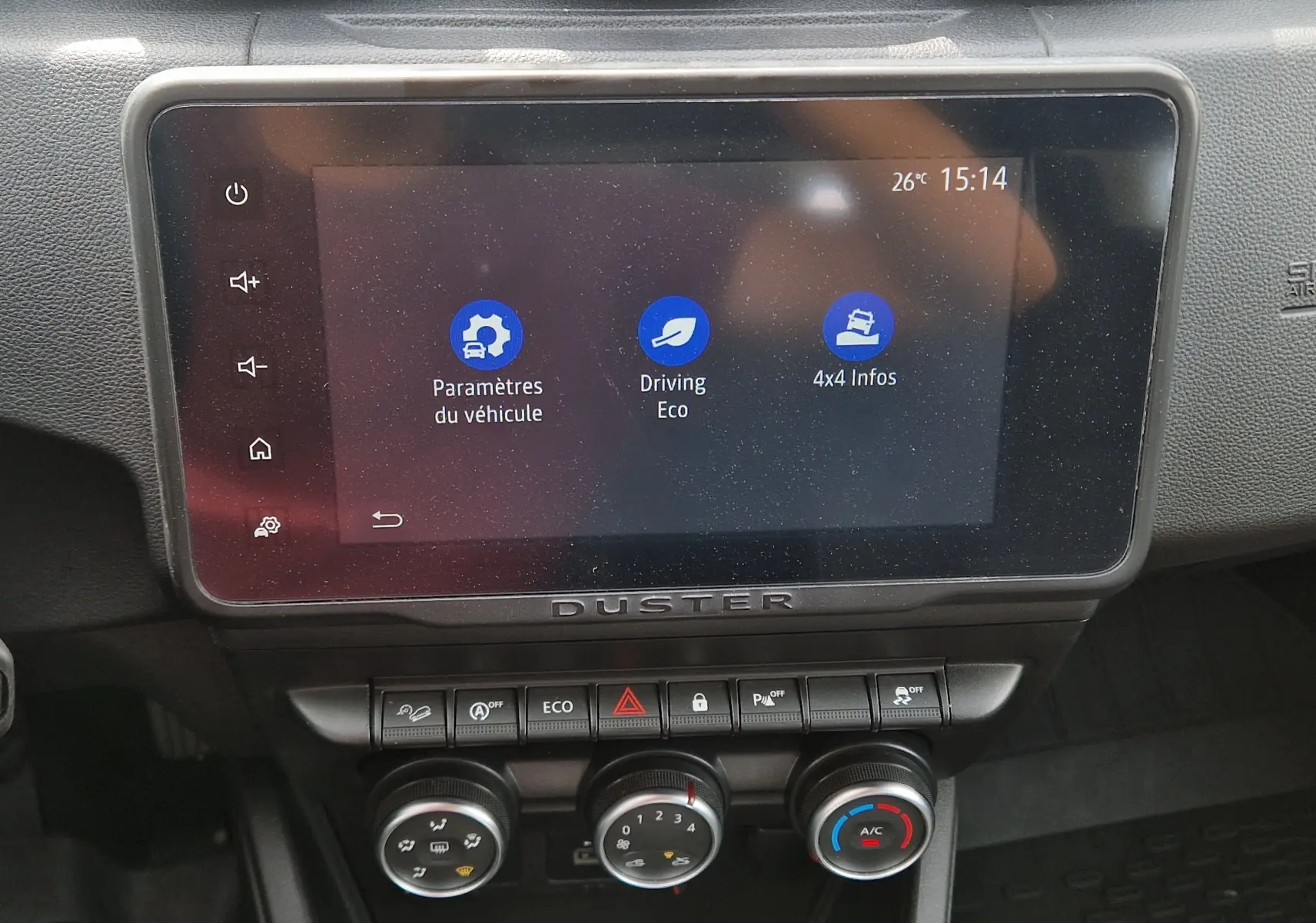 Écran tactile central du tableau de bord du Dacia Duster 2023 montrant les paramètres véhicule, mode éco et infos 4x4.