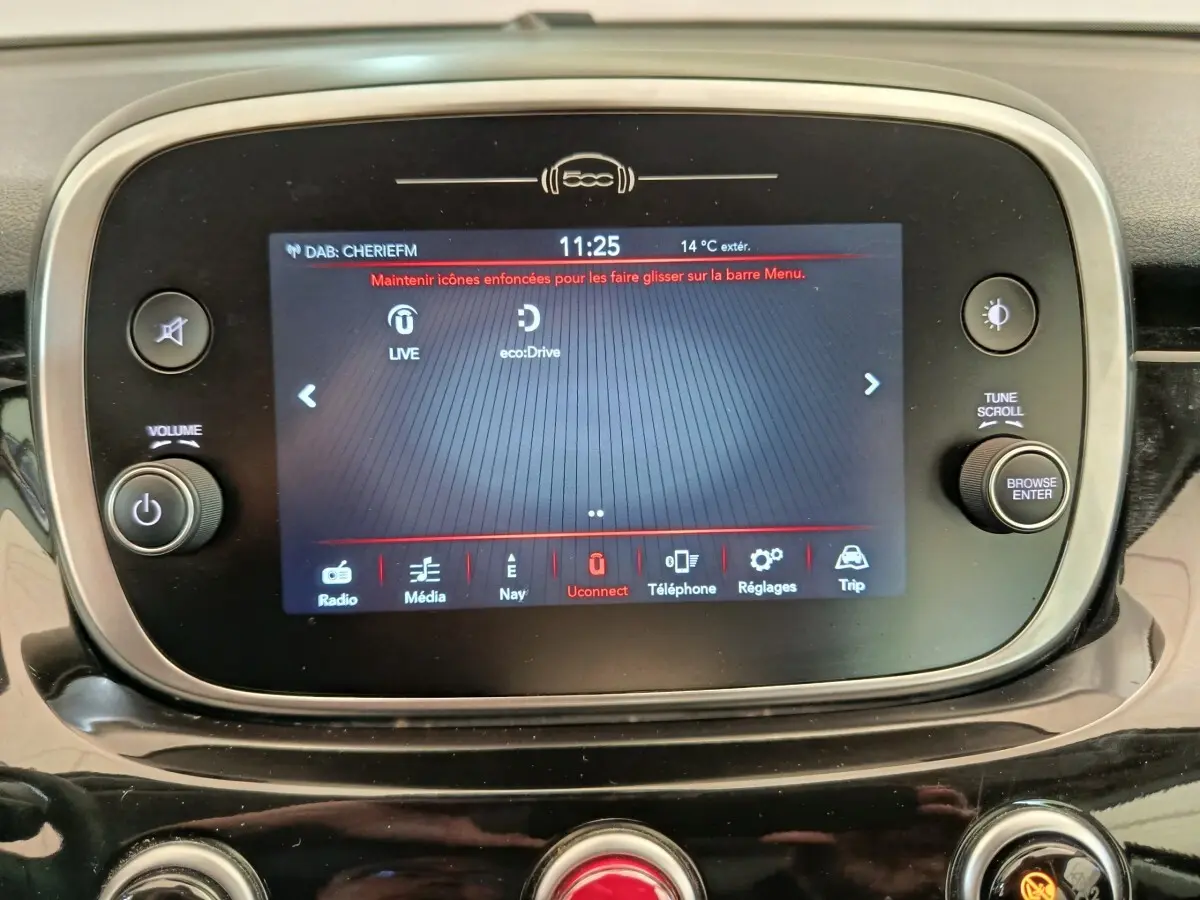 Écran tactile central du tableau de bord de la Fiat 500X blanc, affichant le menu principal multimédia.