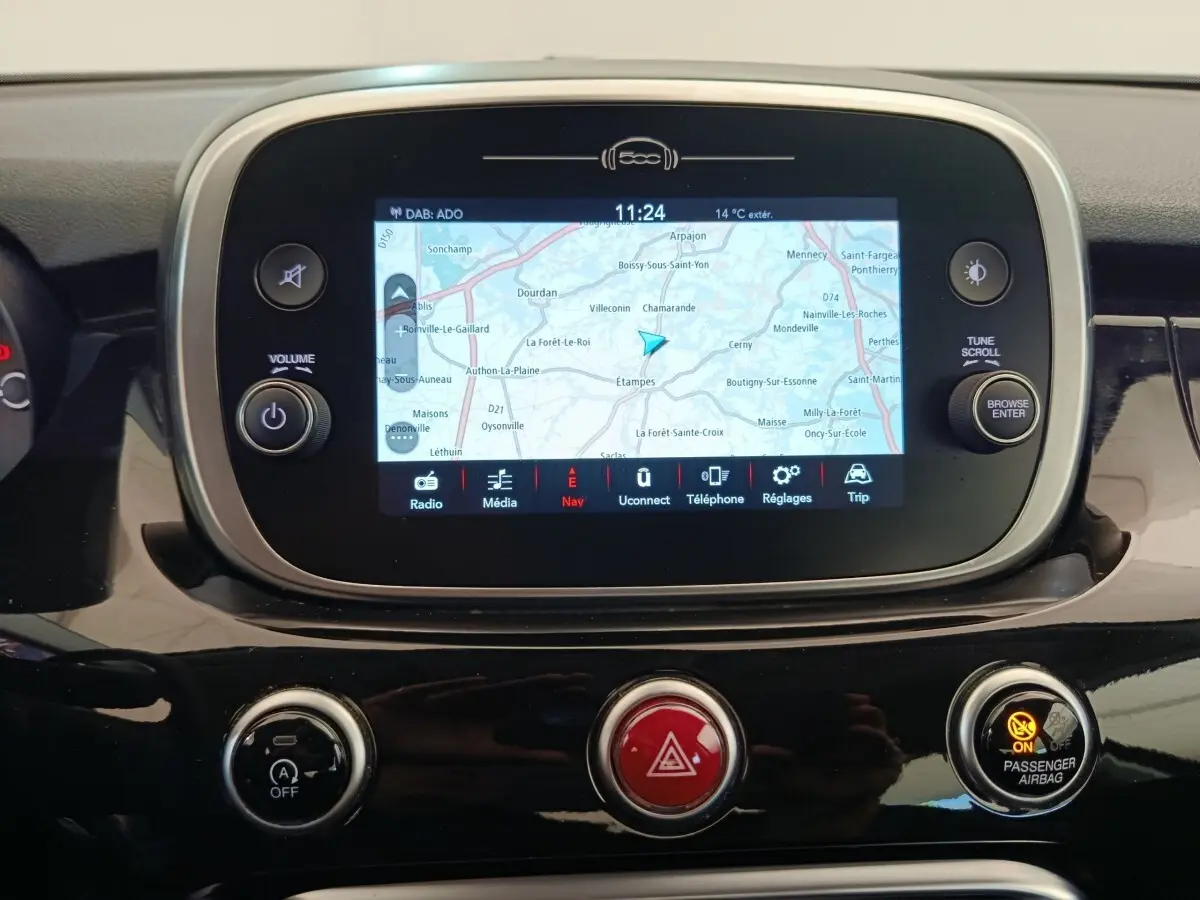 Vue rapprochée de l’écran tactile central du tableau de bord de la Fiat 500X blanc, affichant une carte de navigation.