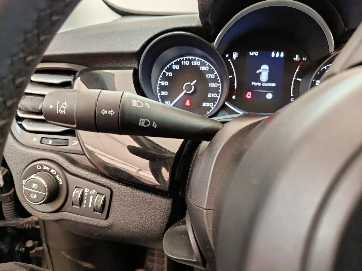 Vue rapprochée du tableau de bord et du combiné d'instruments du Fiat 500X 2020 avec affichage digital et commandes lumineuses.