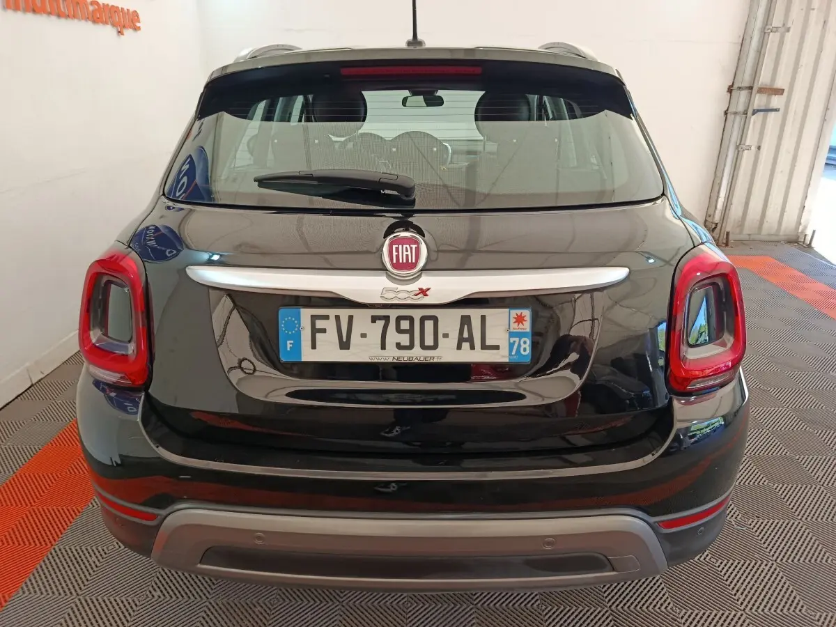 Vue arrière d'une FIAT 500X noire avec feux arrière rectangulaires et plaque d'immatriculation française.