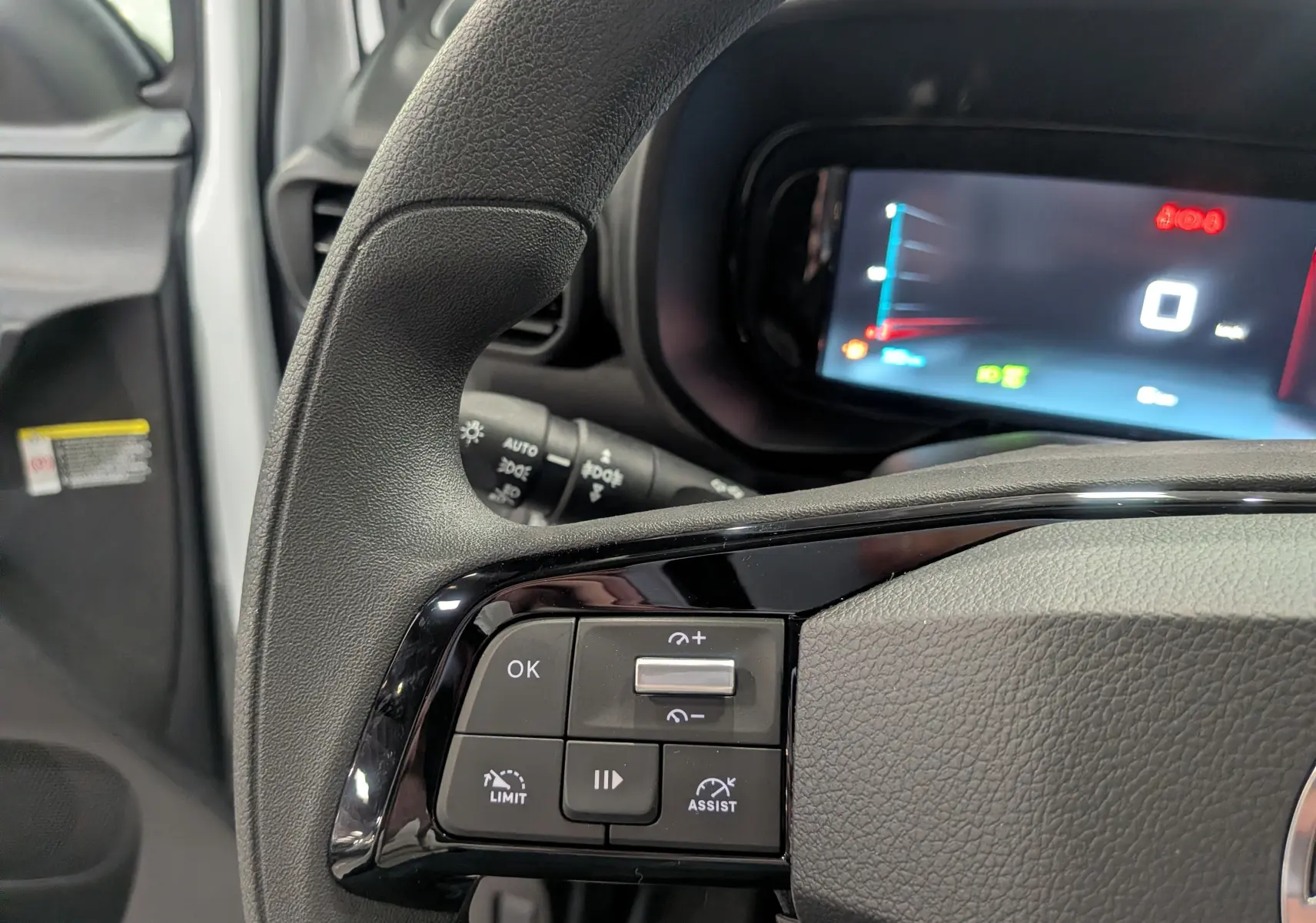 Gros plan sur le volant et le tableau de bord numérique du Citroën Berlingo blanc 2025, version VAN BlueHDi.