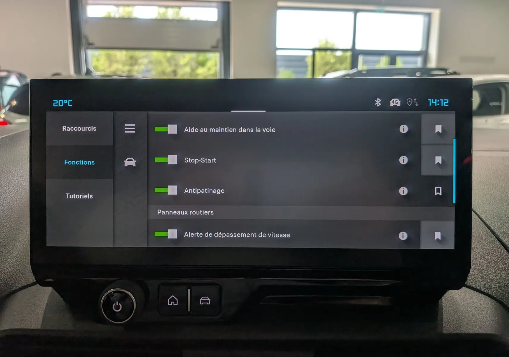 Écran tactile du tableau de bord du Citroën Berlingo blanc 2025, affichant les aides à la conduite.
