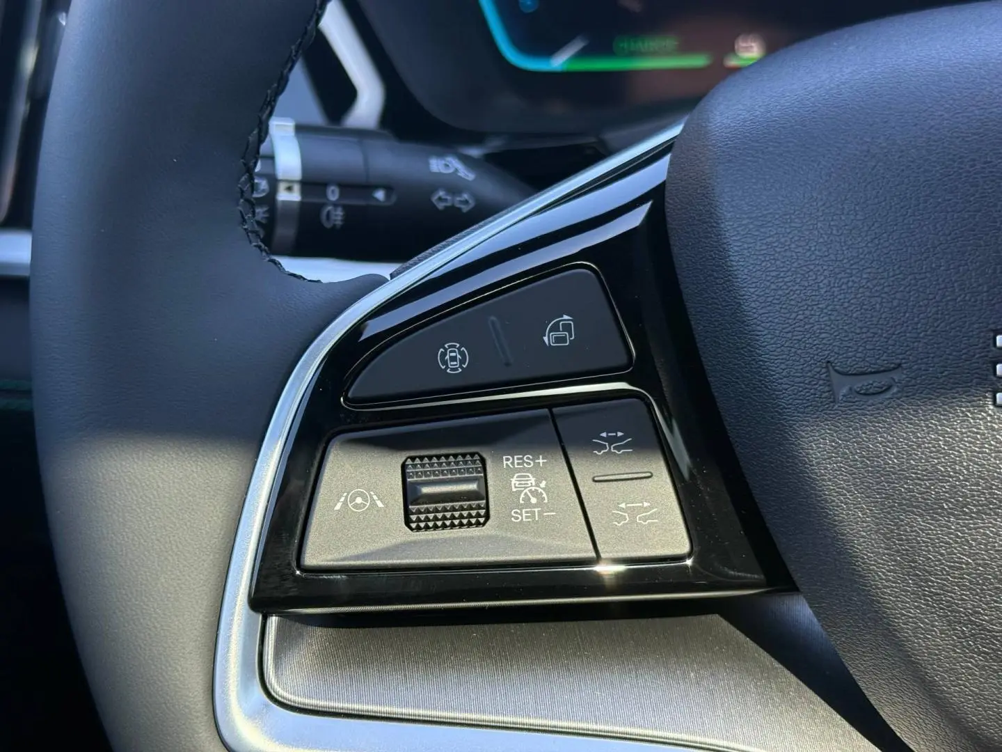 Gros plan sur les commandes de régulateur de vitesse et assistance au maintien sur le volant noir du BYD SEAL U.