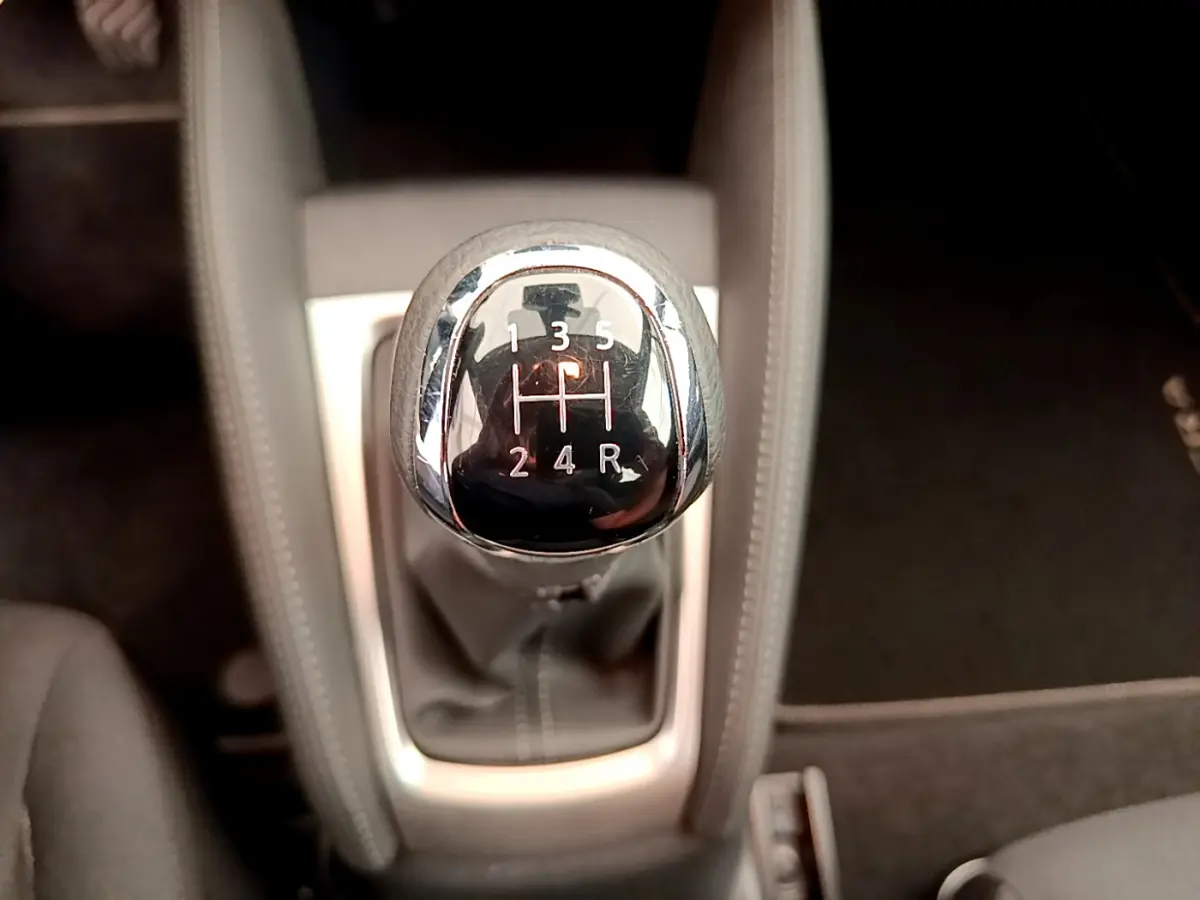 Le levier de vitesse manuel vu de dessus dans l'habitacle de la Nissan Micra blanche 2022 Acenta.