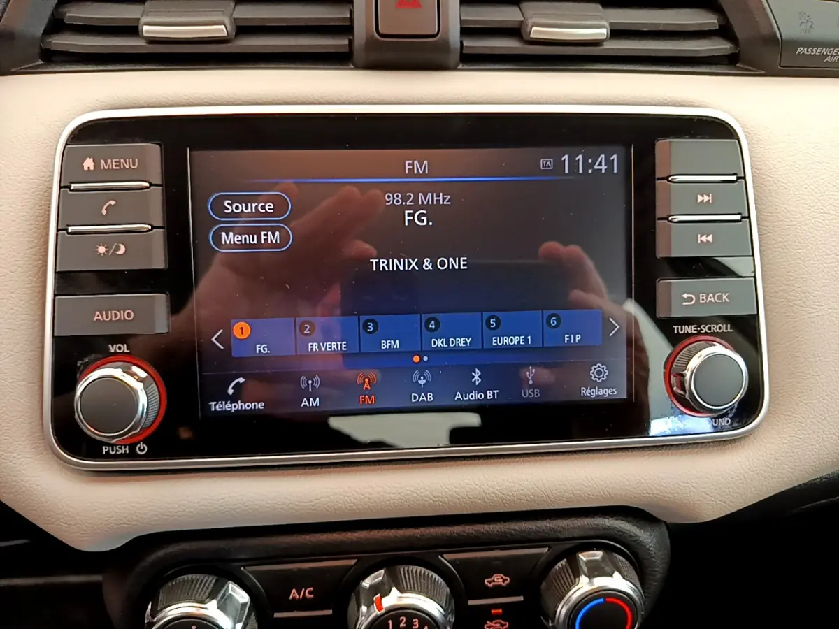 Écran tactile central du tableau de bord beige de la Nissan Micra IG-T 92 Acenta 2022 affichant la radio FM