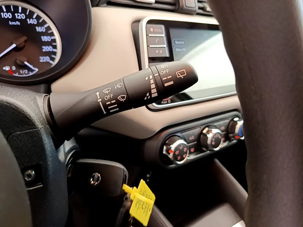 Gros plan intérieur sur la commande d’essuie-glace et le tableau de bord de la Nissan Micra IG-T 92 Acenta 2022.