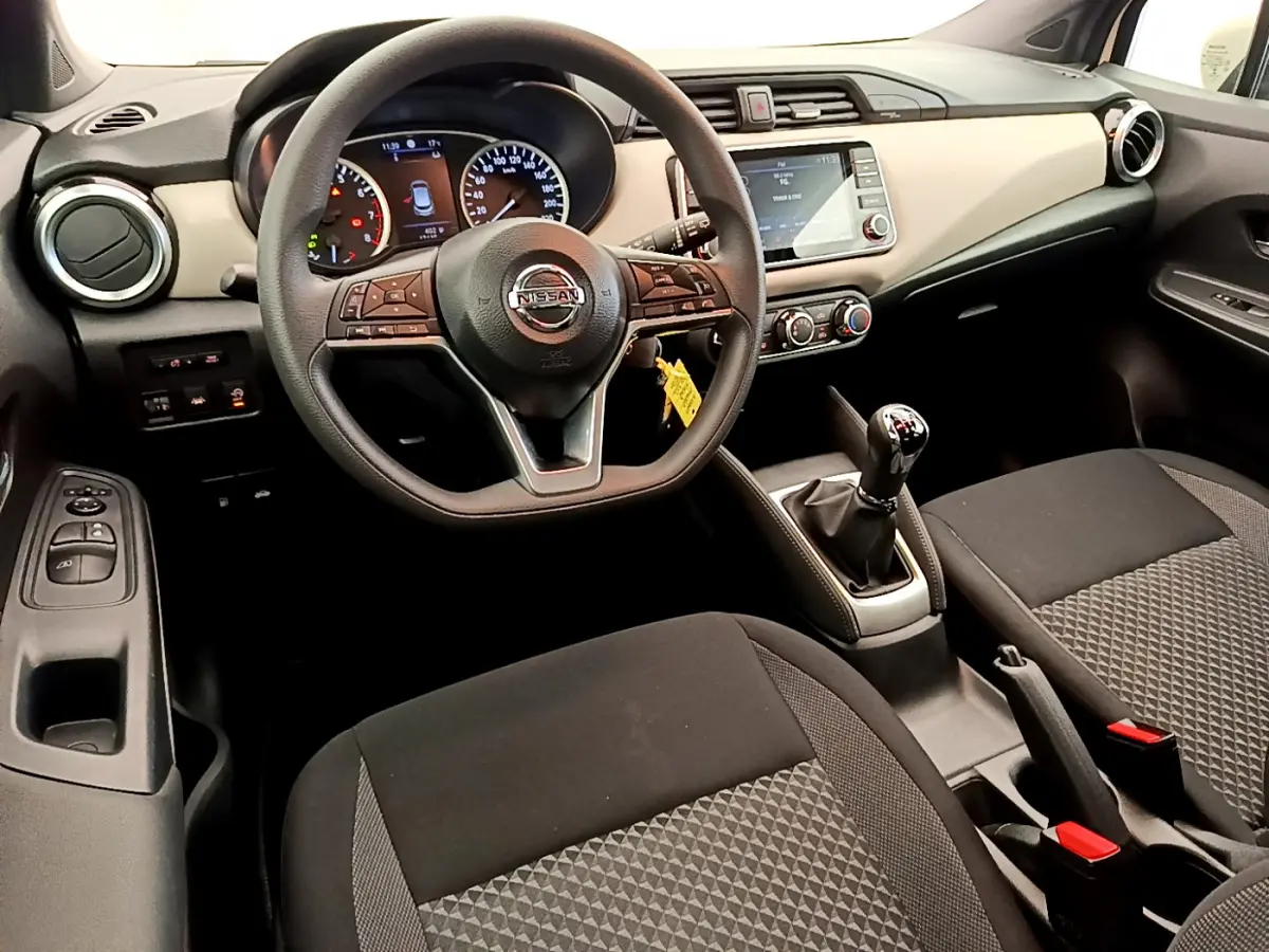 Intérieur de la Nissan Micra IG-T 92 Acenta 2022, vue du poste de conduite avec volant multifonctions et boîte manuelle.