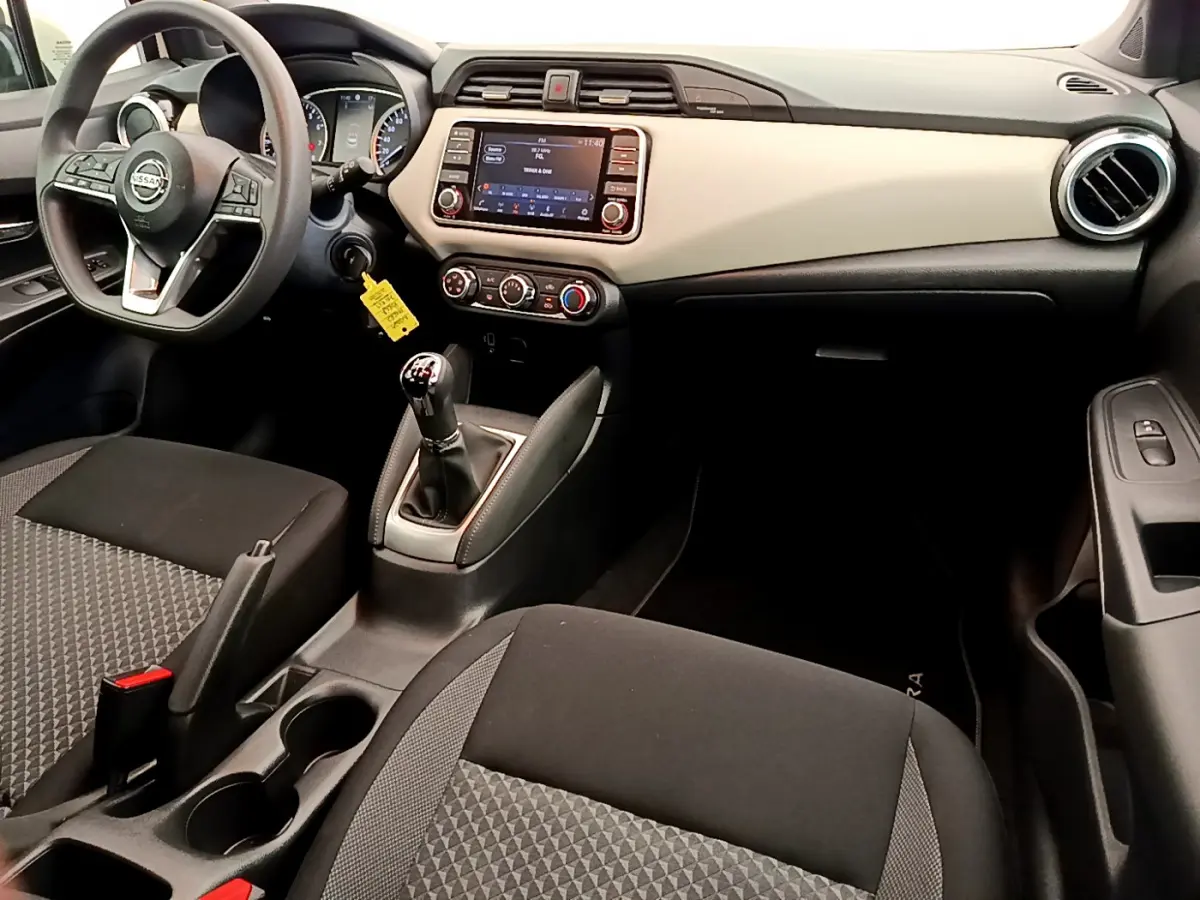 Intérieur de la Nissan Micra IG-T 92 Acenta 2022, vue côté conducteur, tableau de bord clair et volant multifonctions.